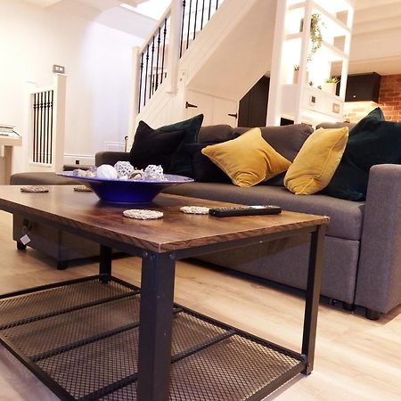 Newly Renovated Stunning Warehouse Apartment Борнмът Екстериор снимка