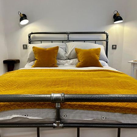 Newly Renovated Stunning Warehouse Apartment Борнмът Екстериор снимка