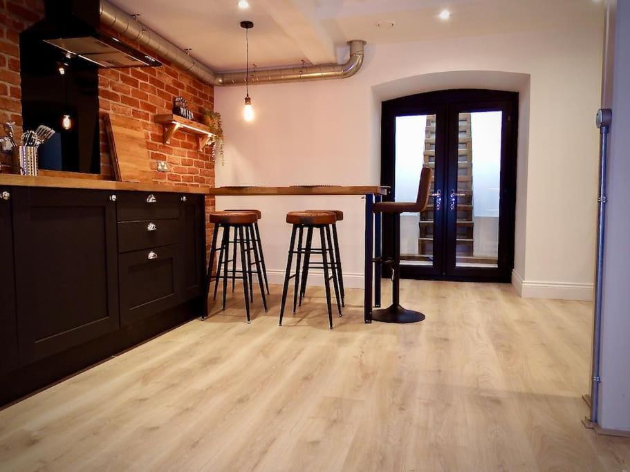 Newly Renovated Stunning Warehouse Apartment Борнмът Екстериор снимка