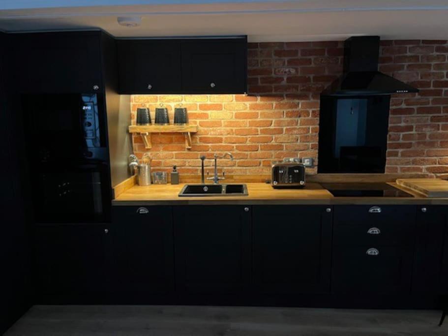 Newly Renovated Stunning Warehouse Apartment Борнмът Екстериор снимка