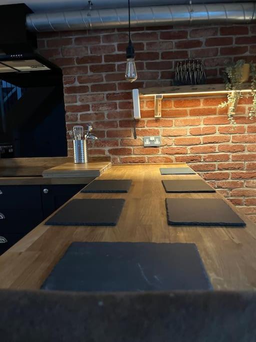 Newly Renovated Stunning Warehouse Apartment Борнмът Екстериор снимка