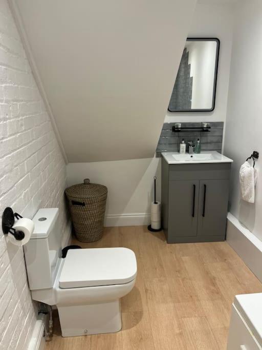 Newly Renovated Stunning Warehouse Apartment Борнмът Екстериор снимка