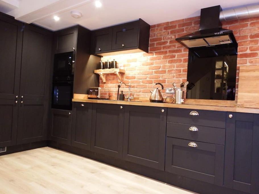 Newly Renovated Stunning Warehouse Apartment Борнмът Екстериор снимка