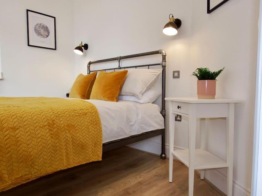 Newly Renovated Stunning Warehouse Apartment Борнмът Екстериор снимка