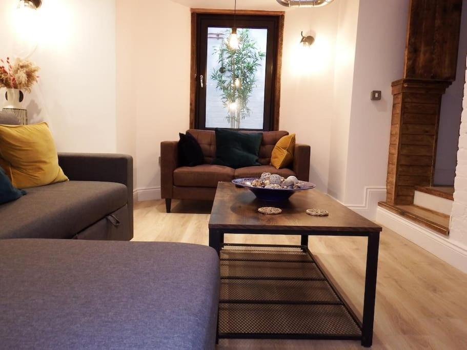 Newly Renovated Stunning Warehouse Apartment Борнмът Екстериор снимка