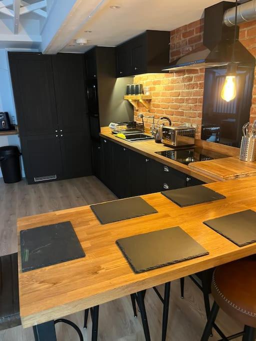 Newly Renovated Stunning Warehouse Apartment Борнмът Екстериор снимка