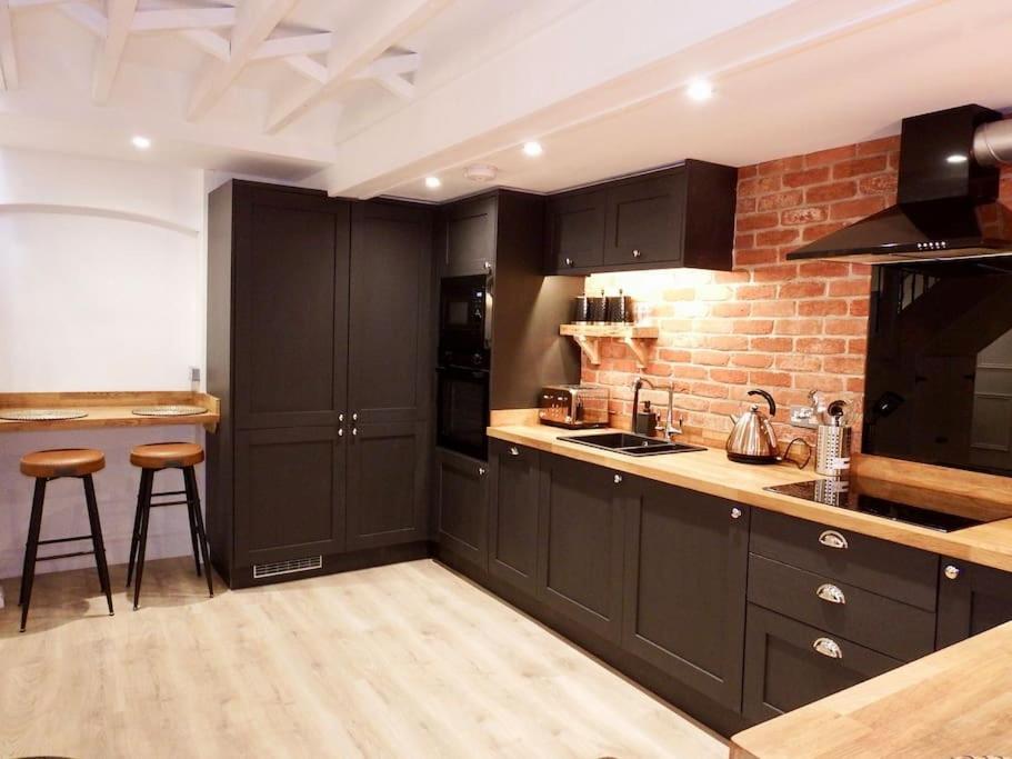 Newly Renovated Stunning Warehouse Apartment Борнмът Екстериор снимка