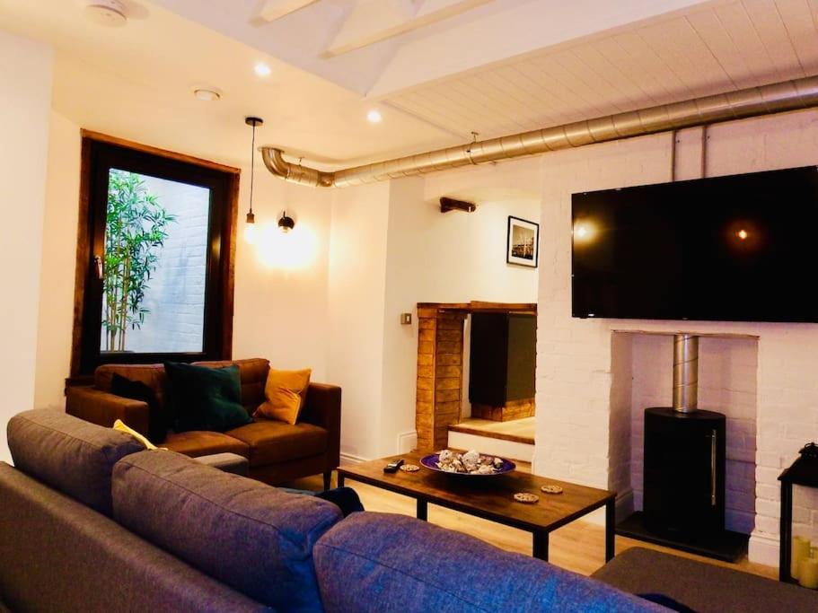 Newly Renovated Stunning Warehouse Apartment Борнмът Екстериор снимка