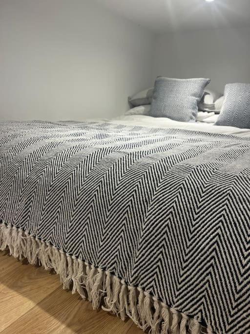Newly Renovated Stunning Warehouse Apartment Борнмът Екстериор снимка