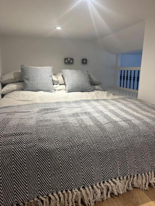 Newly Renovated Stunning Warehouse Apartment Борнмът Екстериор снимка