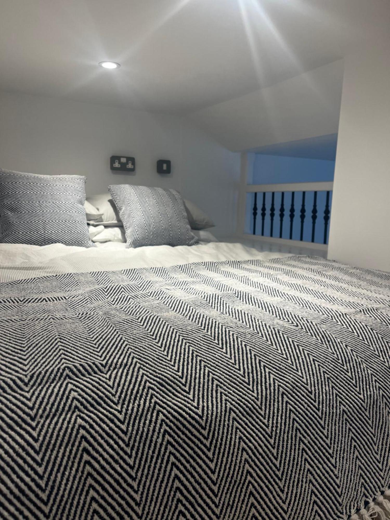 Newly Renovated Stunning Warehouse Apartment Борнмът Екстериор снимка
