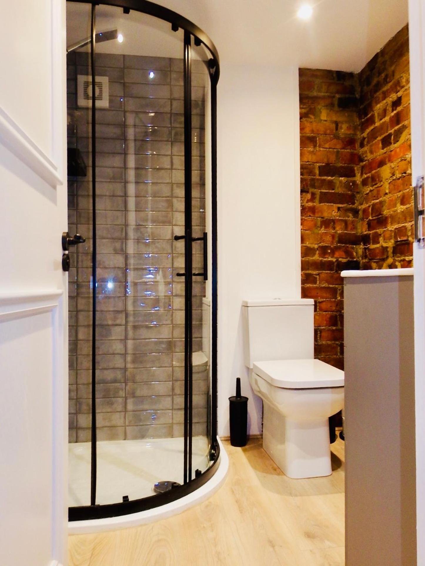 Newly Renovated Stunning Warehouse Apartment Борнмът Екстериор снимка