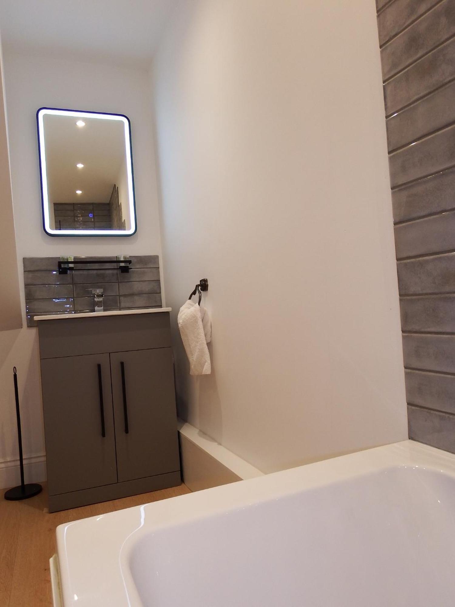 Newly Renovated Stunning Warehouse Apartment Борнмът Екстериор снимка