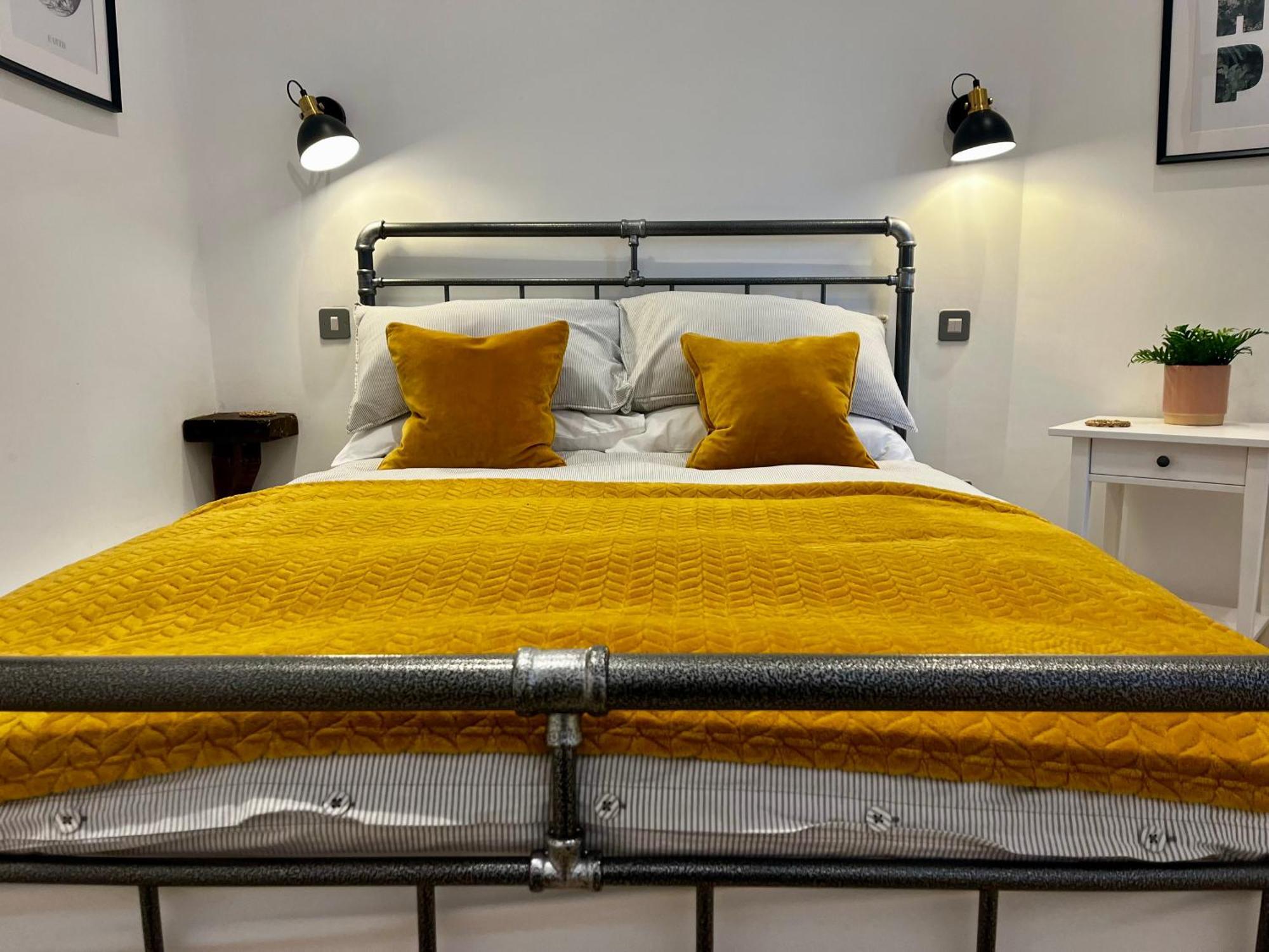Newly Renovated Stunning Warehouse Apartment Борнмът Екстериор снимка