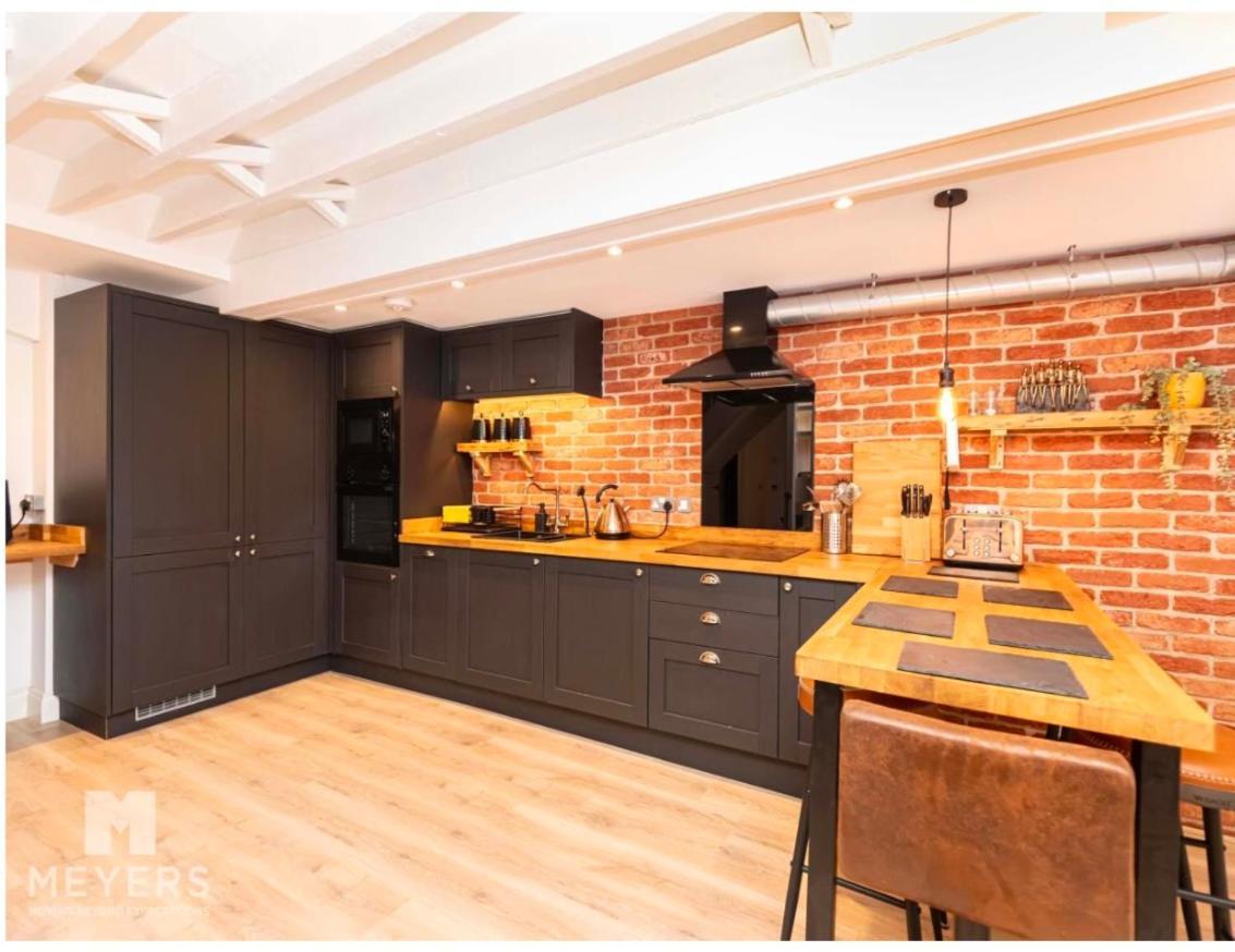 Newly Renovated Stunning Warehouse Apartment Борнмът Екстериор снимка